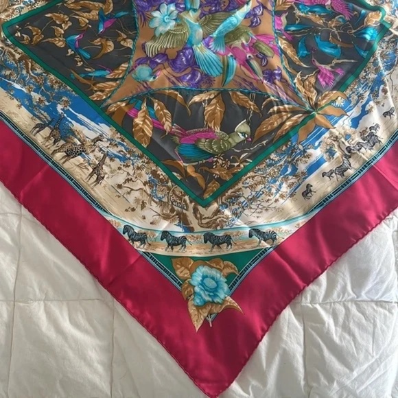 Hermes Tropiques silk scarf featuring gorgeous floral and wildlife motifs 35” - Picture 7 of 8